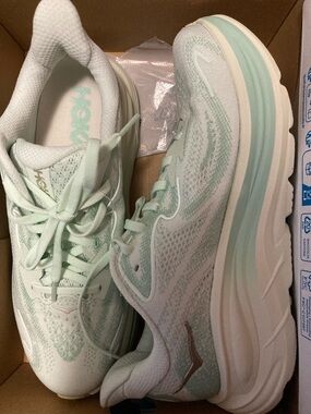 Hoka women’s Clifton 10 in mint size 8.5